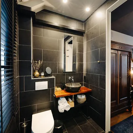 1637: Historic Canal View Penzion