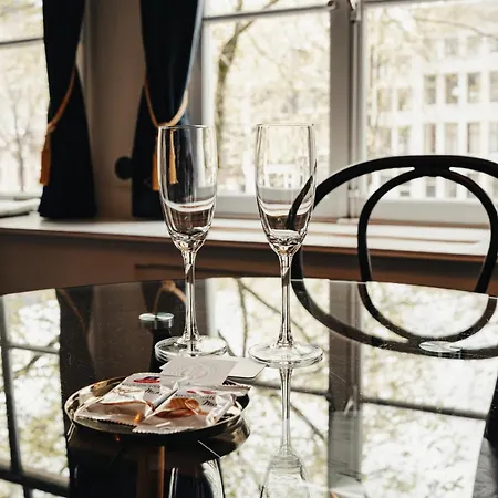 1637: Historic Canal View Penzion