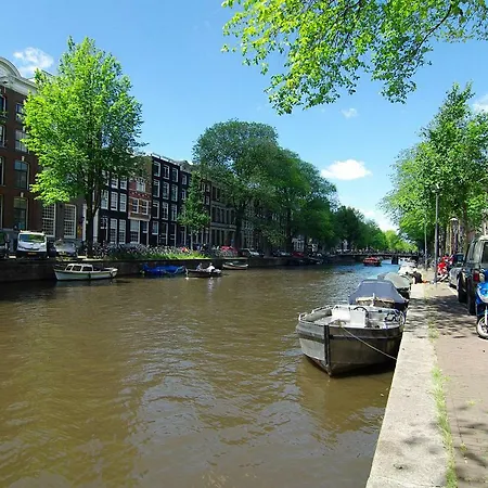 1637: Historic Canal View 암스테르담