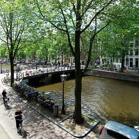 Gasthuis 1637: Historic Canal View