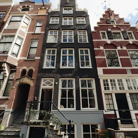 1637: Historic Canal View Pensión Ámsterdam