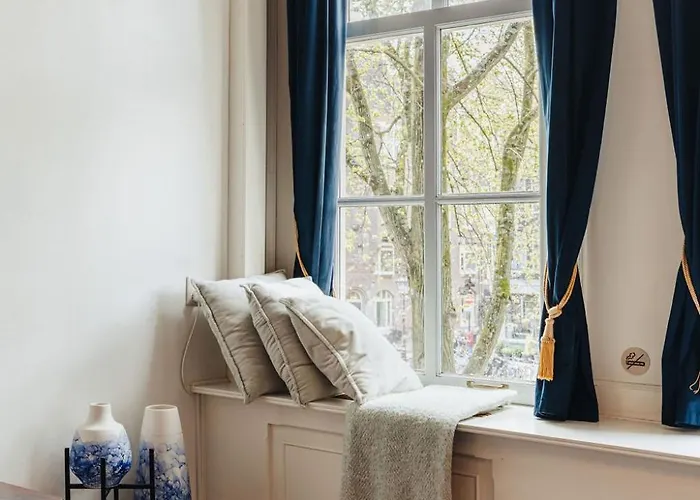 Pensión 1637: Historic Canal View