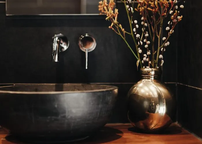 1637: Historic Canal View Pensión 4*