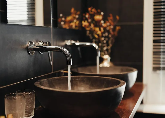 1637: Historic Canal View Pensión Ámsterdam