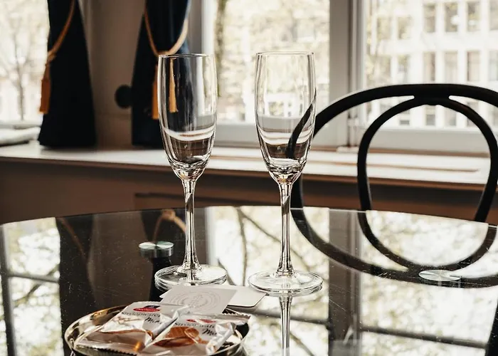 1637: Historic Canal View Pensión