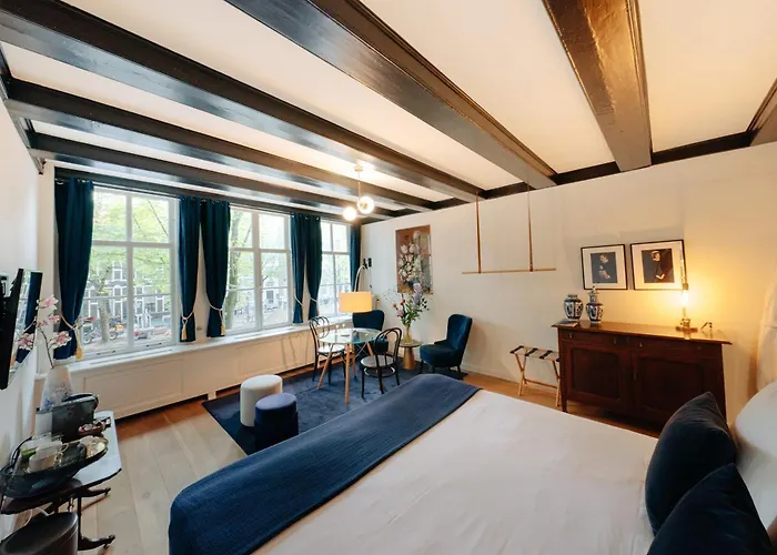 1637: Historic Canal View Pensión Ámsterdam