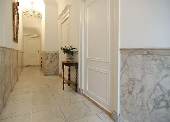 1637: Historic Canal View Ámsterdam