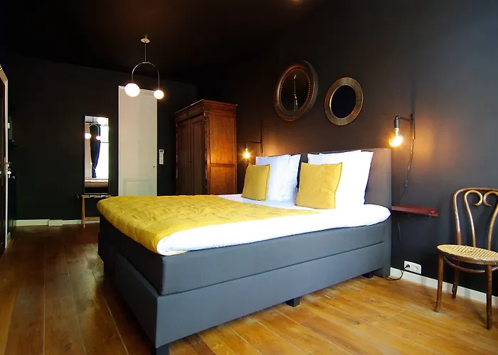 1637: Historic Canal View Ámsterdam