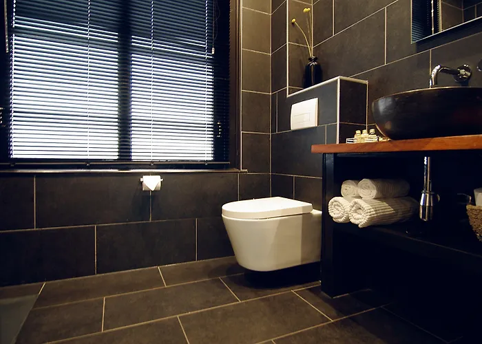 1637: Historic Canal View