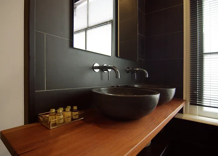 1637: Historic Canal View