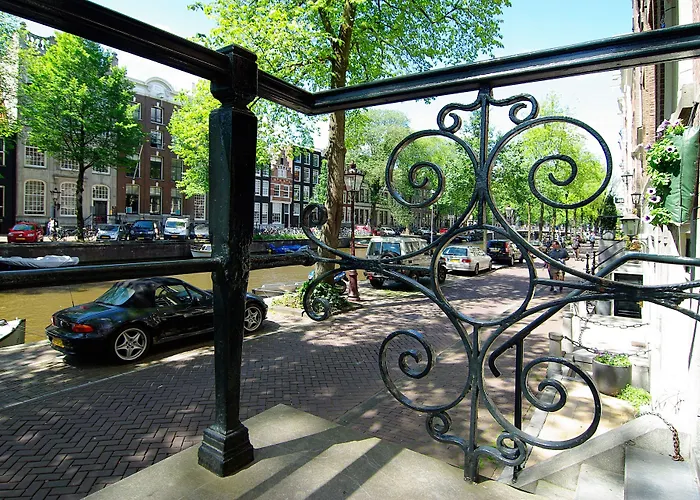 1637: Historic Canal View Pensión Ámsterdam