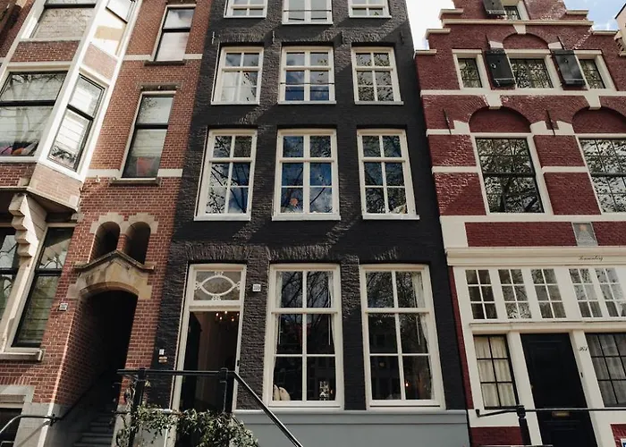 1637: Historic Canal View Pensión Ámsterdam