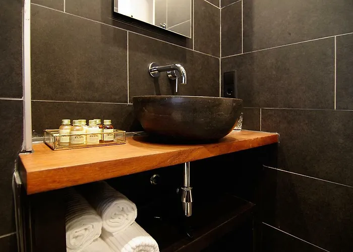 1637: Historic Canal View Pensión Ámsterdam