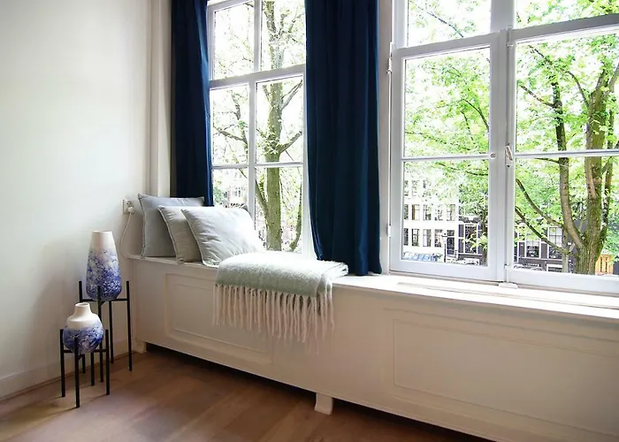 1637: Historic Canal View Pensión 4*