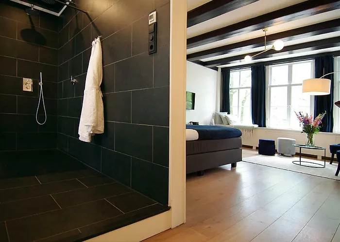 1637: Historic Canal View Pensión Ámsterdam