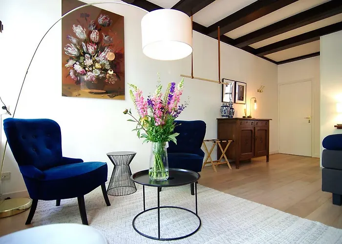 1637: Historic Canal View