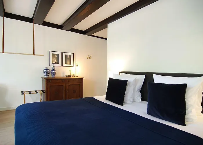 1637: Historic Canal View Pensión 4*