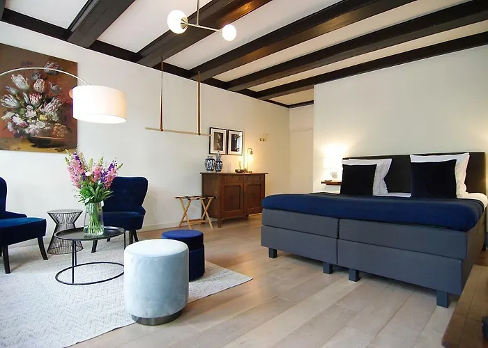 1637: Historic Canal View Pensión Ámsterdam