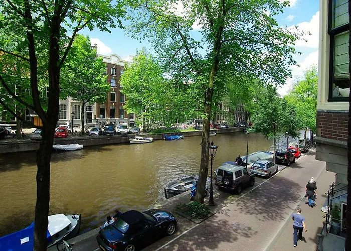 1637: Historic Canal View Pensión