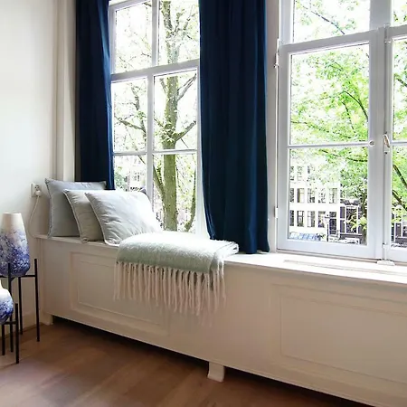 1637: Historic Canal View Guest house 4*